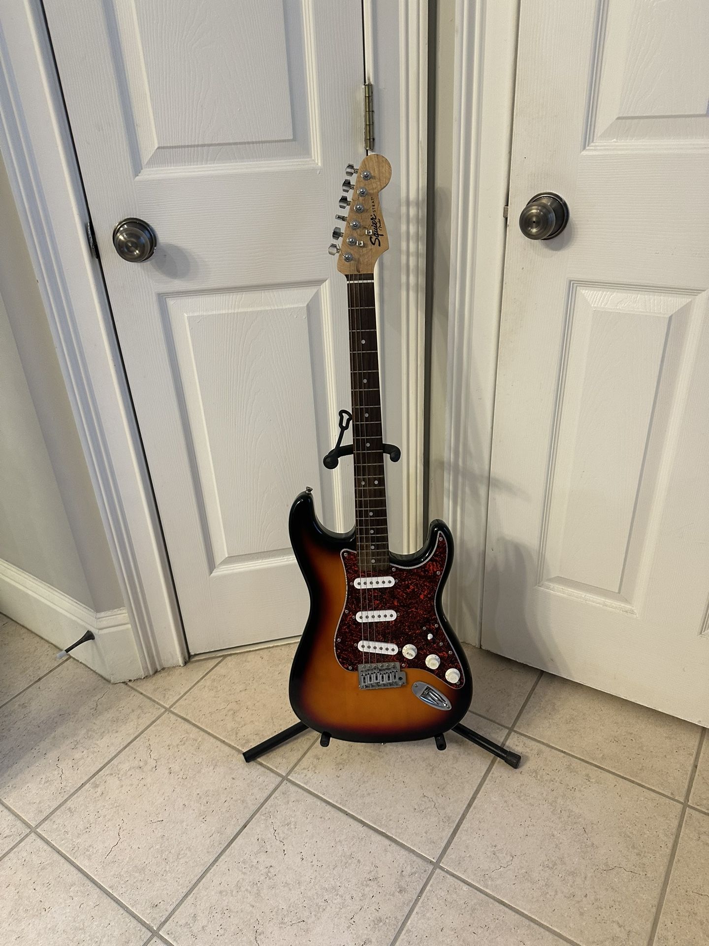 Beautiful Fender Squire, Stratocaster Sunburst Color Excellent