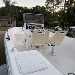 SeaHunt Triton 172 Boat