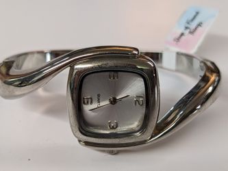 Quartz Bangle Watch.      