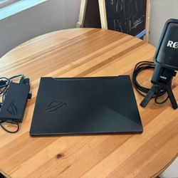 Gaming Laptop (ASUS ROG ZEPHYRYS GA502D) and RODE NT-USB Microphone
