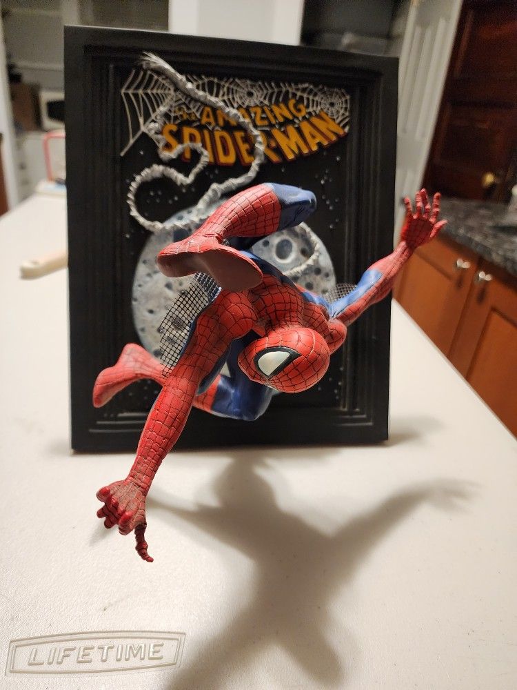 SPIDERMAN FIGURE STATUE