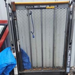Braun Millennium 2 Series Commercial Grade Fully Automatic Hydraulic Lift Model # NL91-91B-2