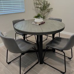 Round Table And Chairs 
