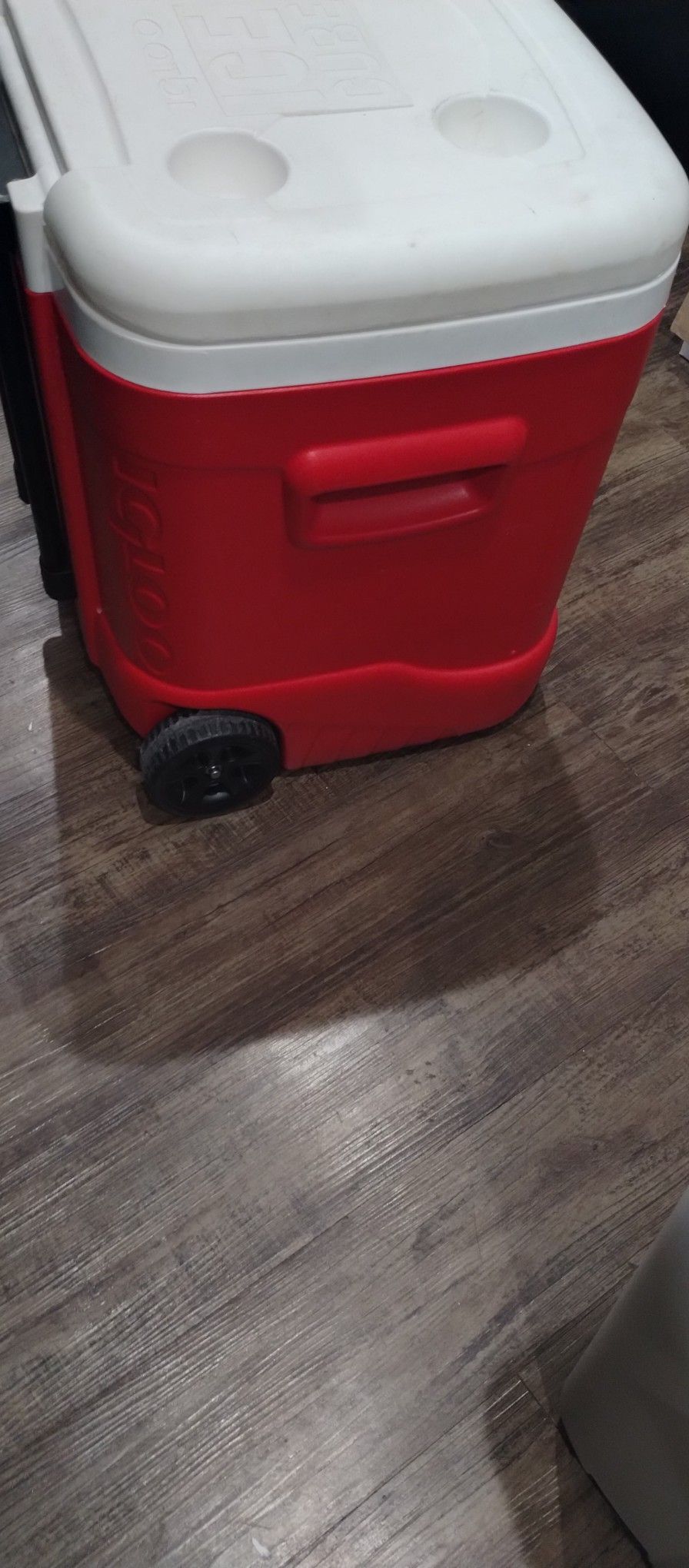 Igloo Cooler With Wheels/Adjustable Handle