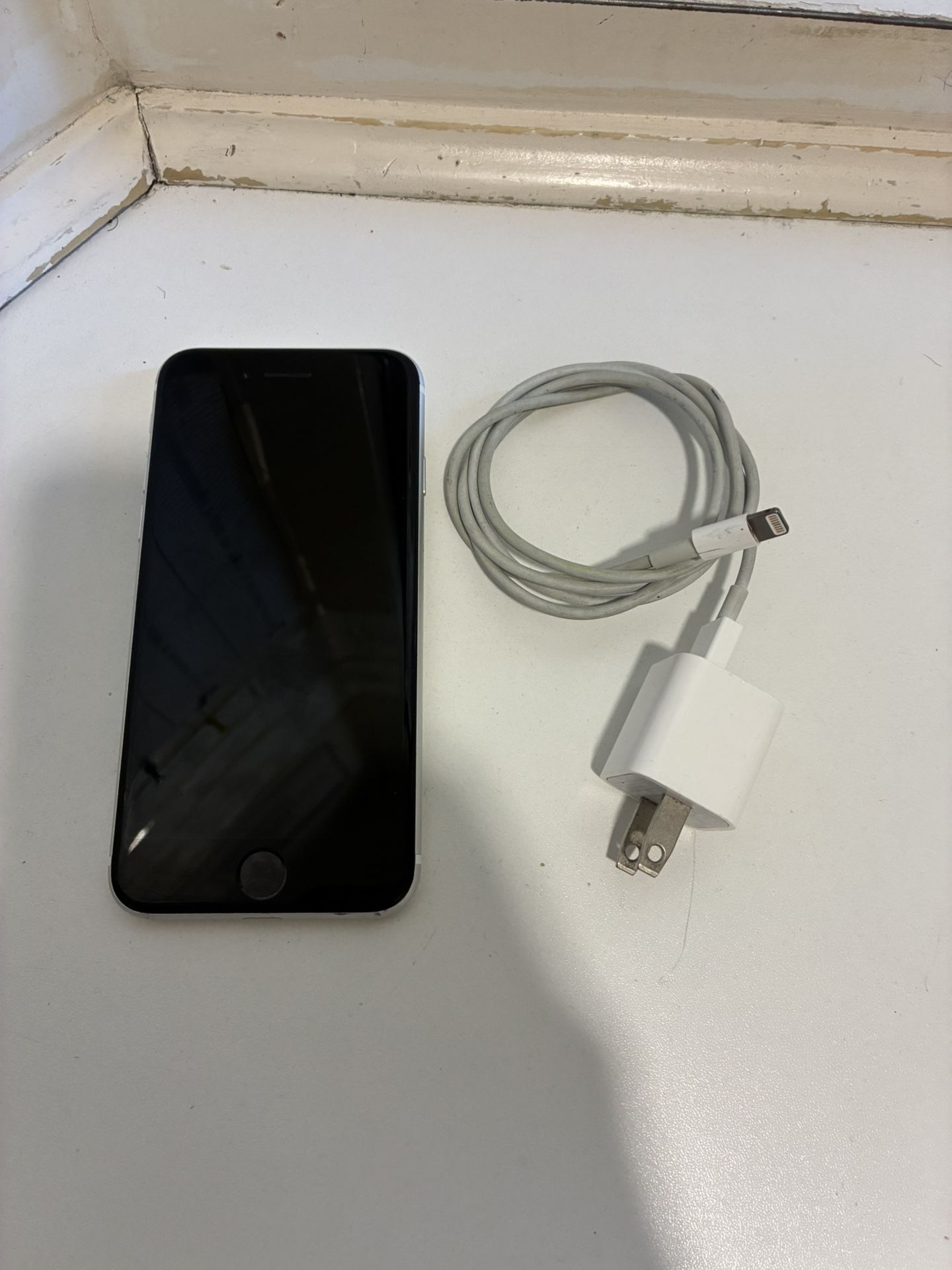 iPhone Se 64gb Unlocked For Any Carrier ( Read Description below)
