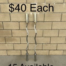 EZ Curl Bar For Weightlifting, Hip Thrusts, Squats & Lunges