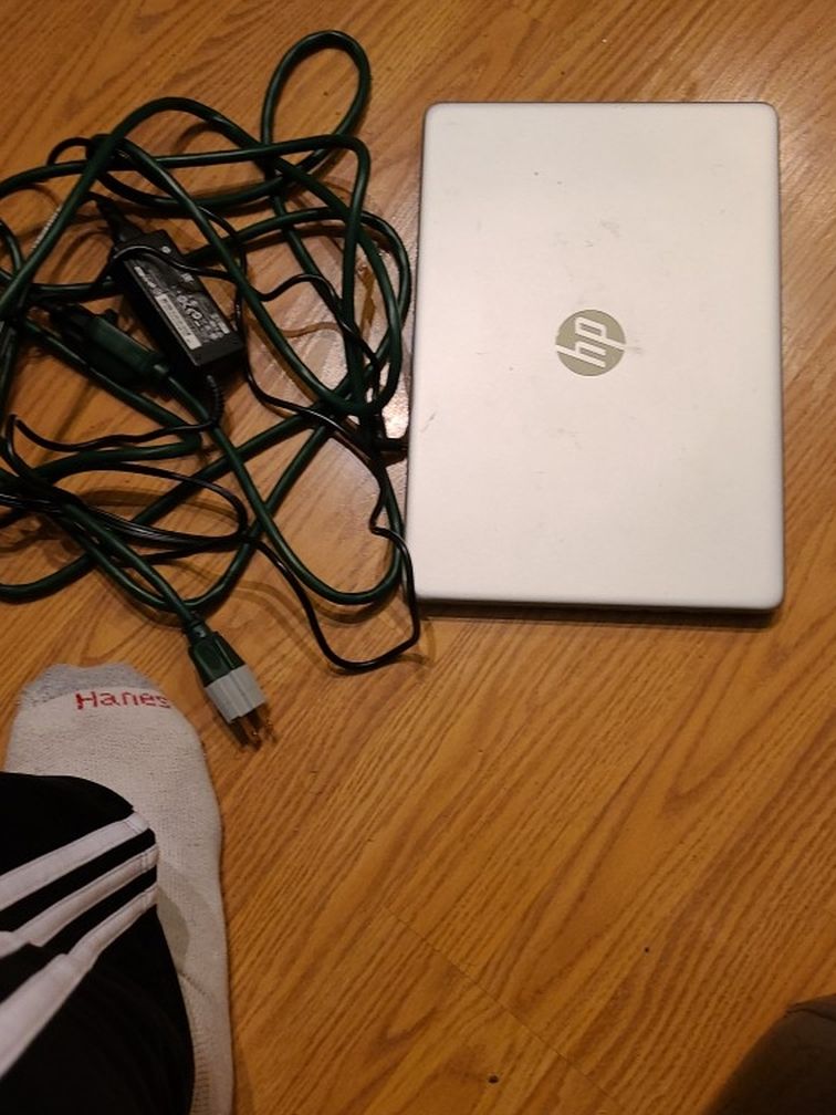 HP Laptop Computer With Cords