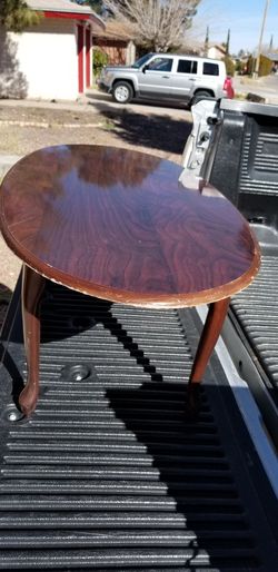 BEAUTIFUL CENTER TAB L E CHERRY WOOD.