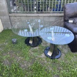 2 Round Glass Table For Dining Room In Good Conditions 