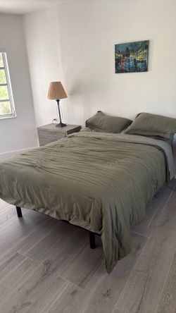 Queen bed: base with elevation control and mattress