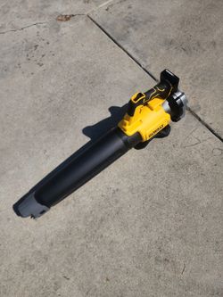 DEWALT
20V MAX 125 MPH 450 CFM Brushless Cordless Handheld Leaf Blower with Concentrator Nozzle (Tool Only)