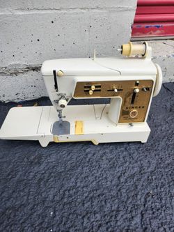 Vintage Singer 670G Panoramic Slant Needle Sewing Machine  with Accessories