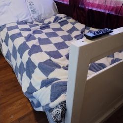 White Solid Wood Twin Bed With Storage Drawers