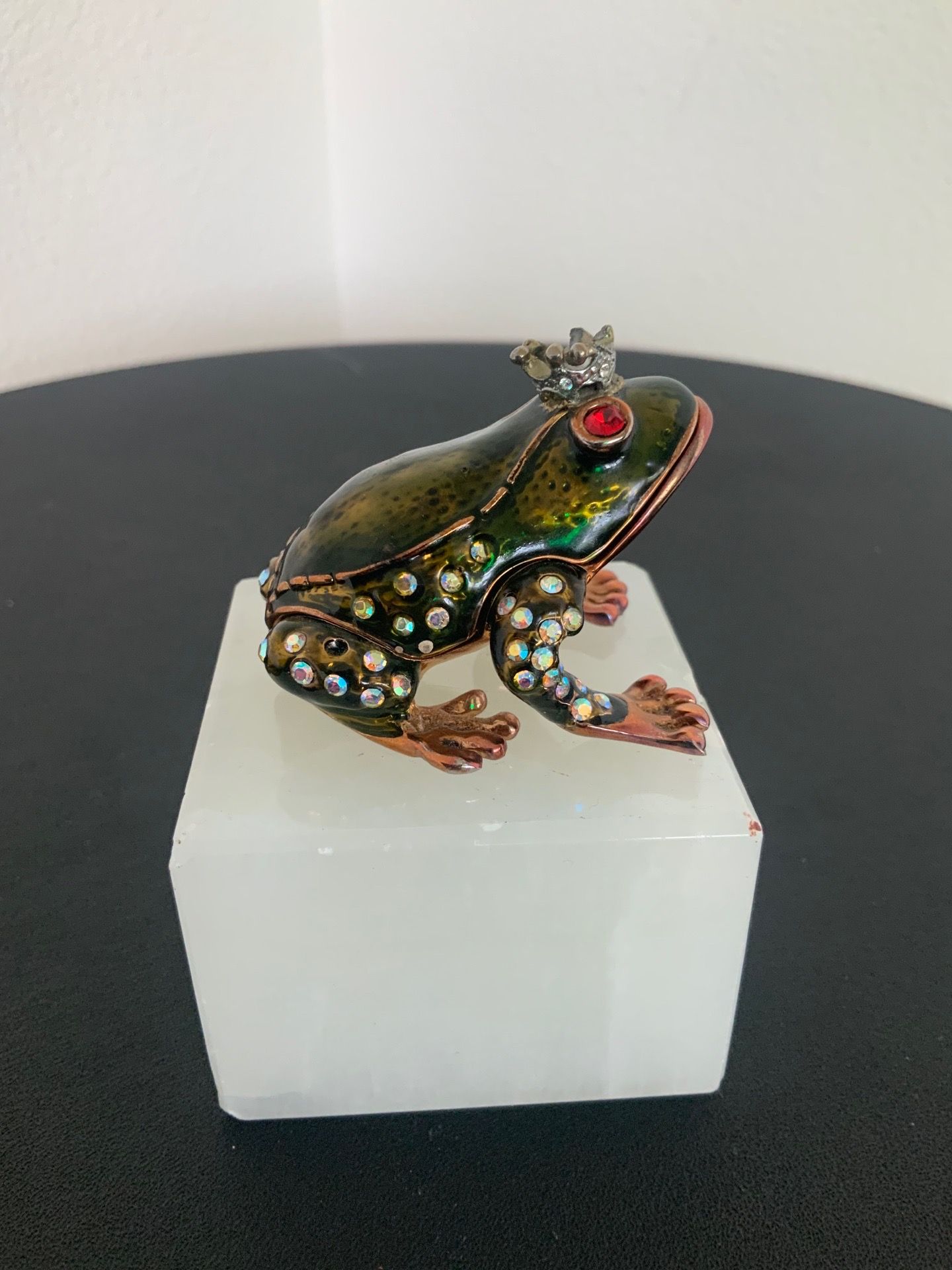Metal/copper weighted frog trinket
