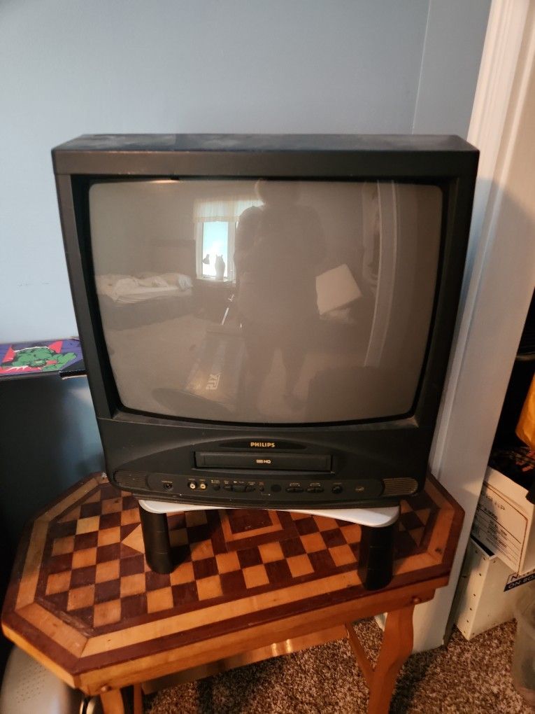 2 Older Model Tvs, 19" With Vhs And 20"