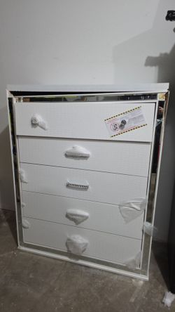 New Classic Furniture Valentino White 5-drawer 40 in. Chest
