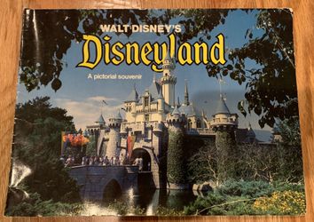 Vintage 1981 Walt Disney Disneyland A Pictorial Souvenir Park Guide Book