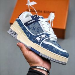 Fashionable Sneakers 