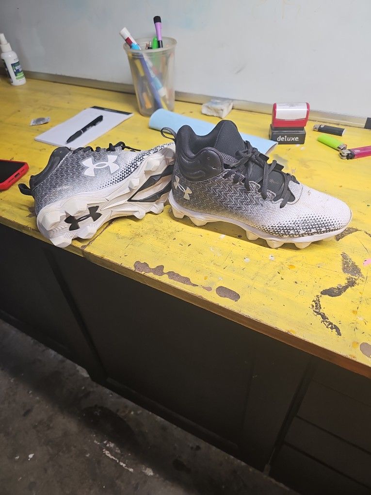 Boys Size 5 Cleats Under Armor