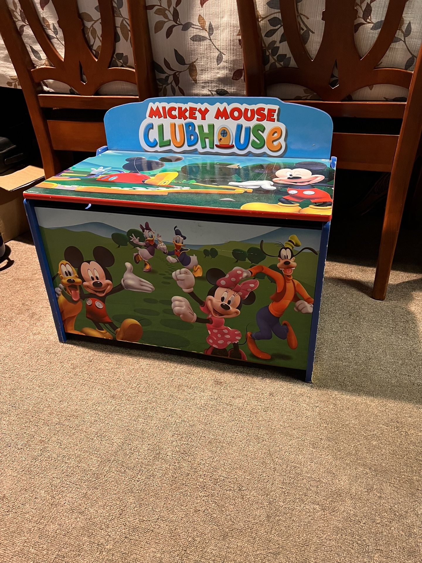 baúl de juguetes de Mickey Mouse Clubhouse.