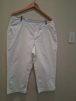 COLDWATER CREEK Capri Pants with Button Closure