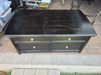 ASHLEY// COFFEE TABLE// LIFT-TOP and 4 DRAWERS,  please see all the pictures for details