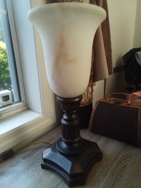 Beautiful entryway/bookshelf glass marbled lamp w/extra shade, 15" X 7"