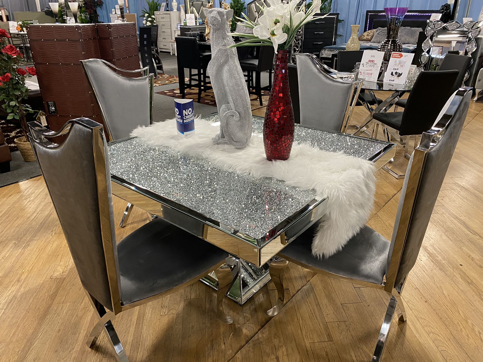 GLAM TABLE & 4 CHAIRS