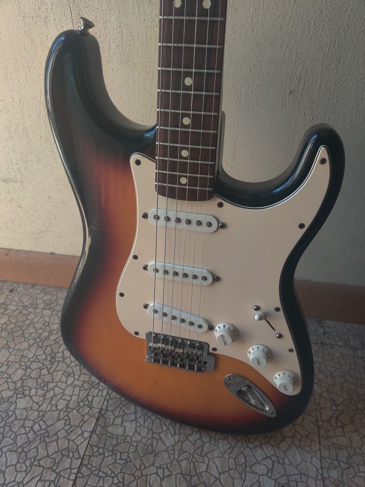 Fender Stratocaster Guitar, with Carrying Case, Stand & Good Strap #MZ40 47934 (No Amp)