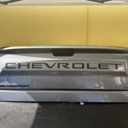 2019-2024 CHEVY SILVERADO 1500 LT TAILGATE 