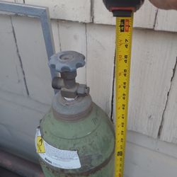 Oxygen Gas Cylinder  Medium Size ,empty, good condition 
