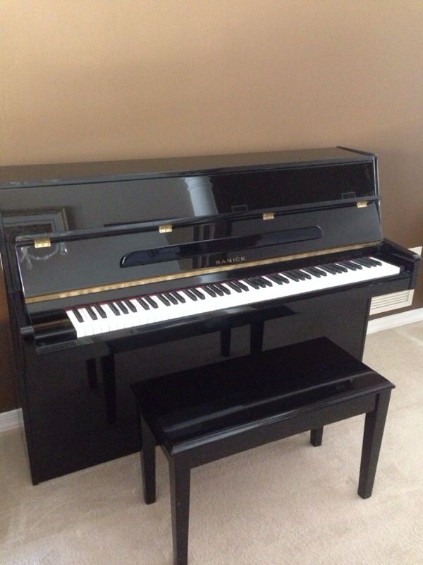 Piano Samick JS 108