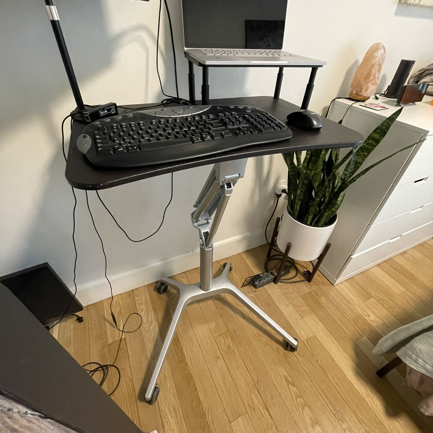 Adjustable mobile stand-up desk