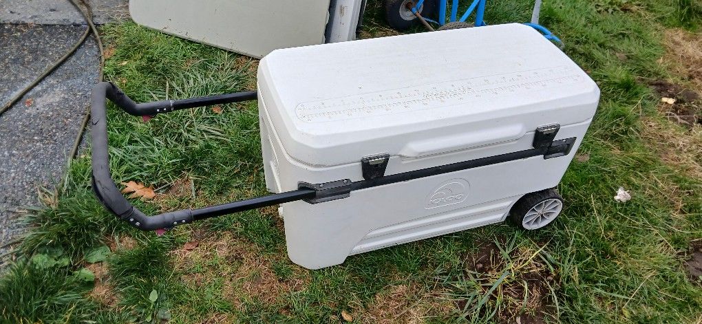 IGLOO LARGE ROLLING COOLER With Extendable Padded Handle Reinforced With Webbing Fishing Camping Hunting Boat Boating Camper Van 