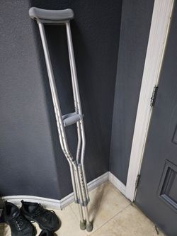 Adult crutches