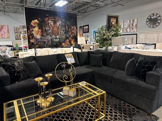 Stunning black couch! 📲🚨 Easy Financing!
