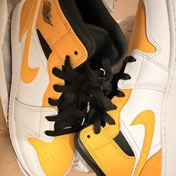 AIR JORDAN 1 MID (GS) WHITE/UNIVERSITY GOLD-BLACK BLANC/NOIR/OR UNIVERSITE
