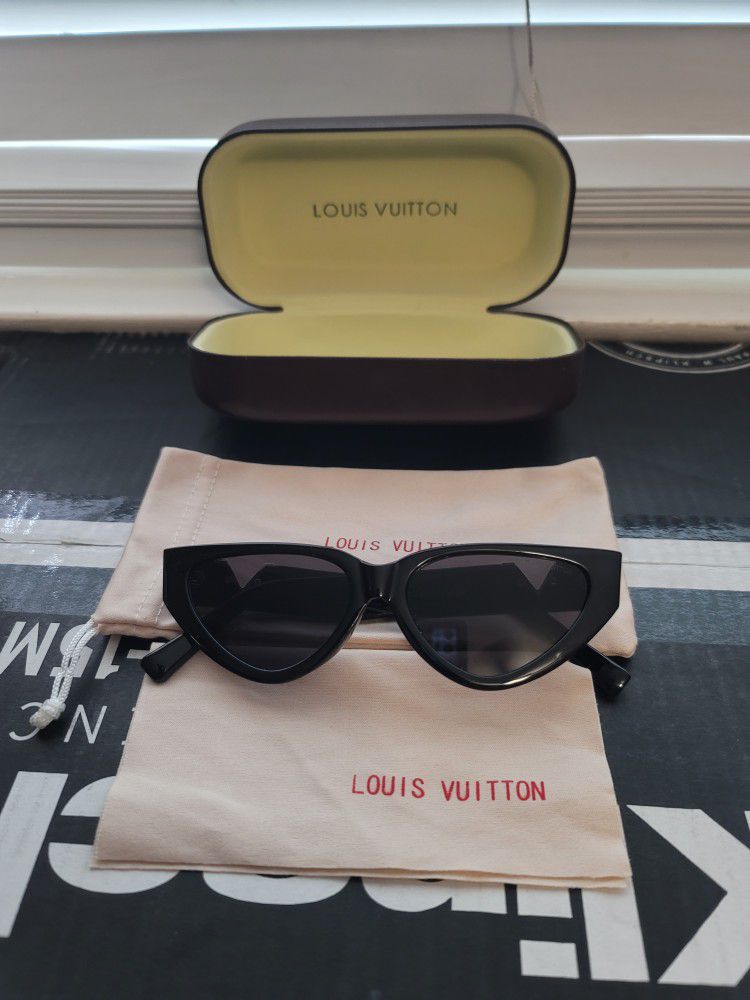 Women's Louis Vuitton Sunglasses With Case And Dust Cloth $175 Pickup In Oakdale 