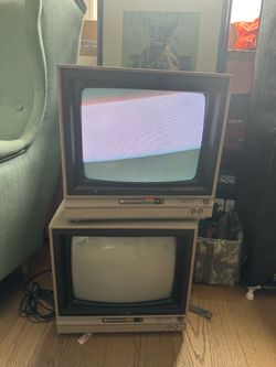 Two Commodore 1702 13 in CRT Monitor Beige 4:3 Composite/RCA Built-in Speakers