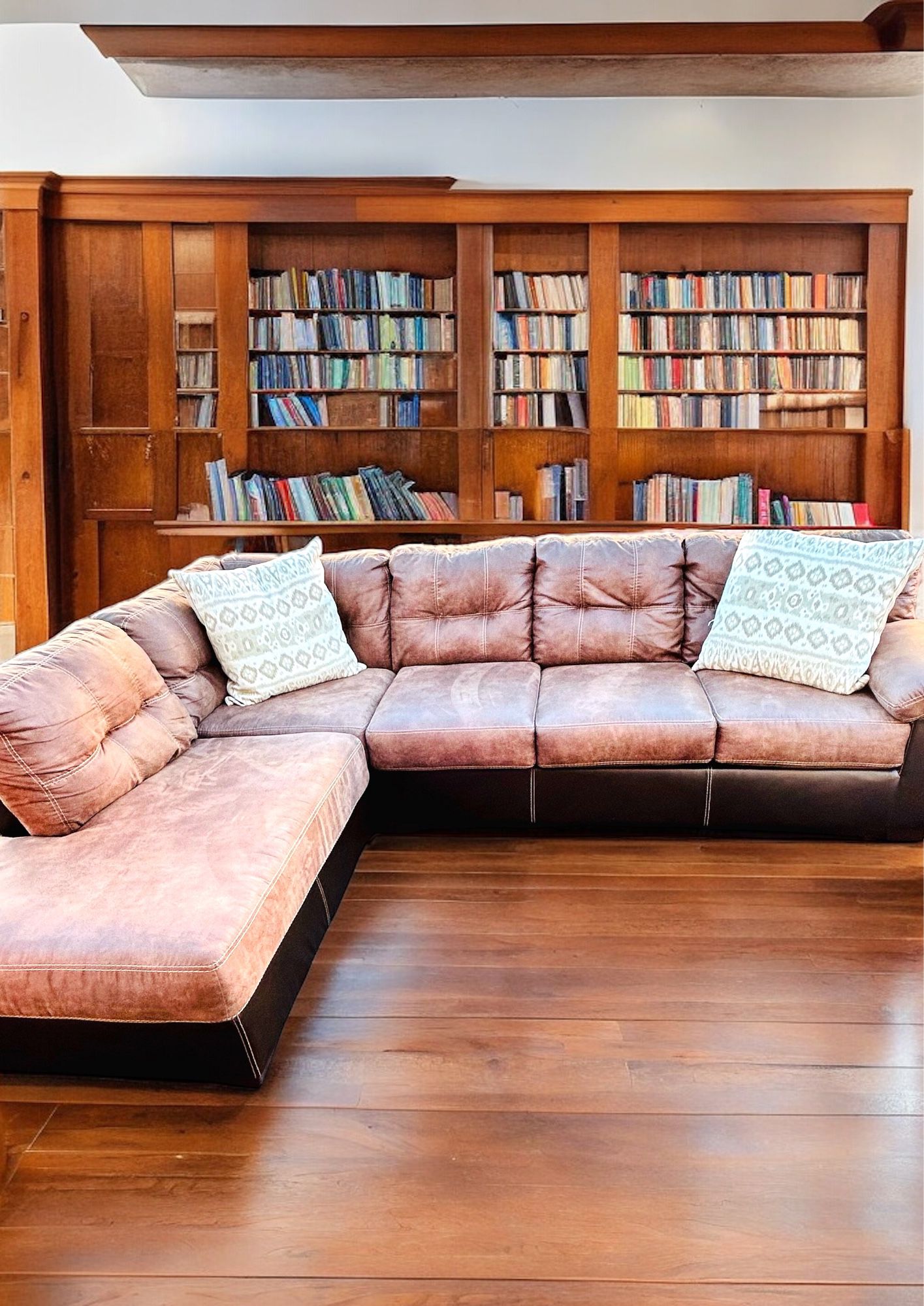 Like New Sectional Brown 