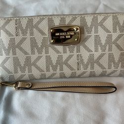 Micheal Kors Wristlet 