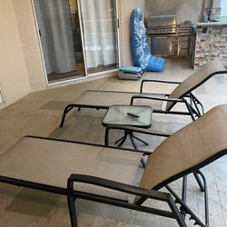 2 Outdoor Lounge Chairs  + Side Table