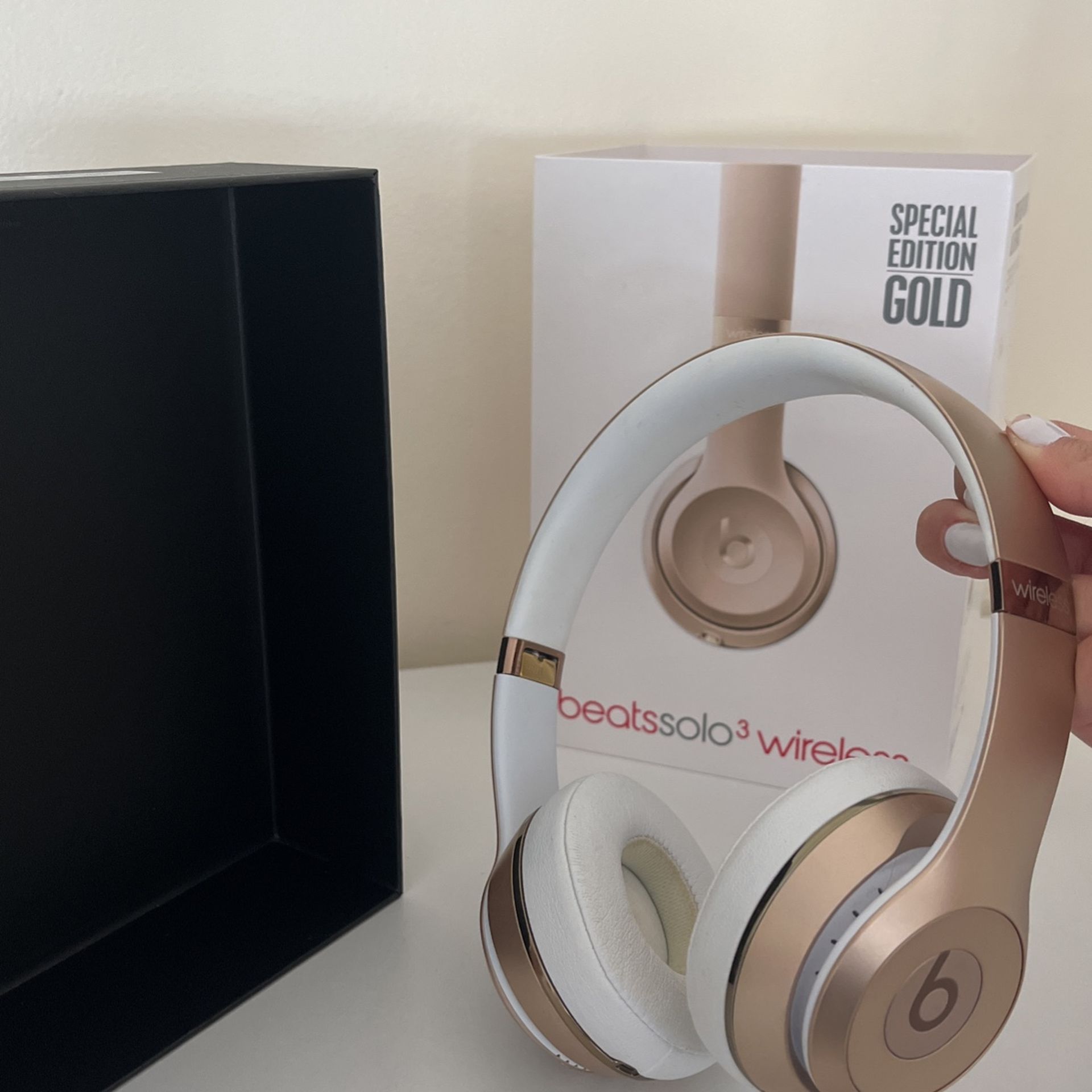 Beats Solo3 by Dr. Dre Special Edition Wireless Headphones Gold