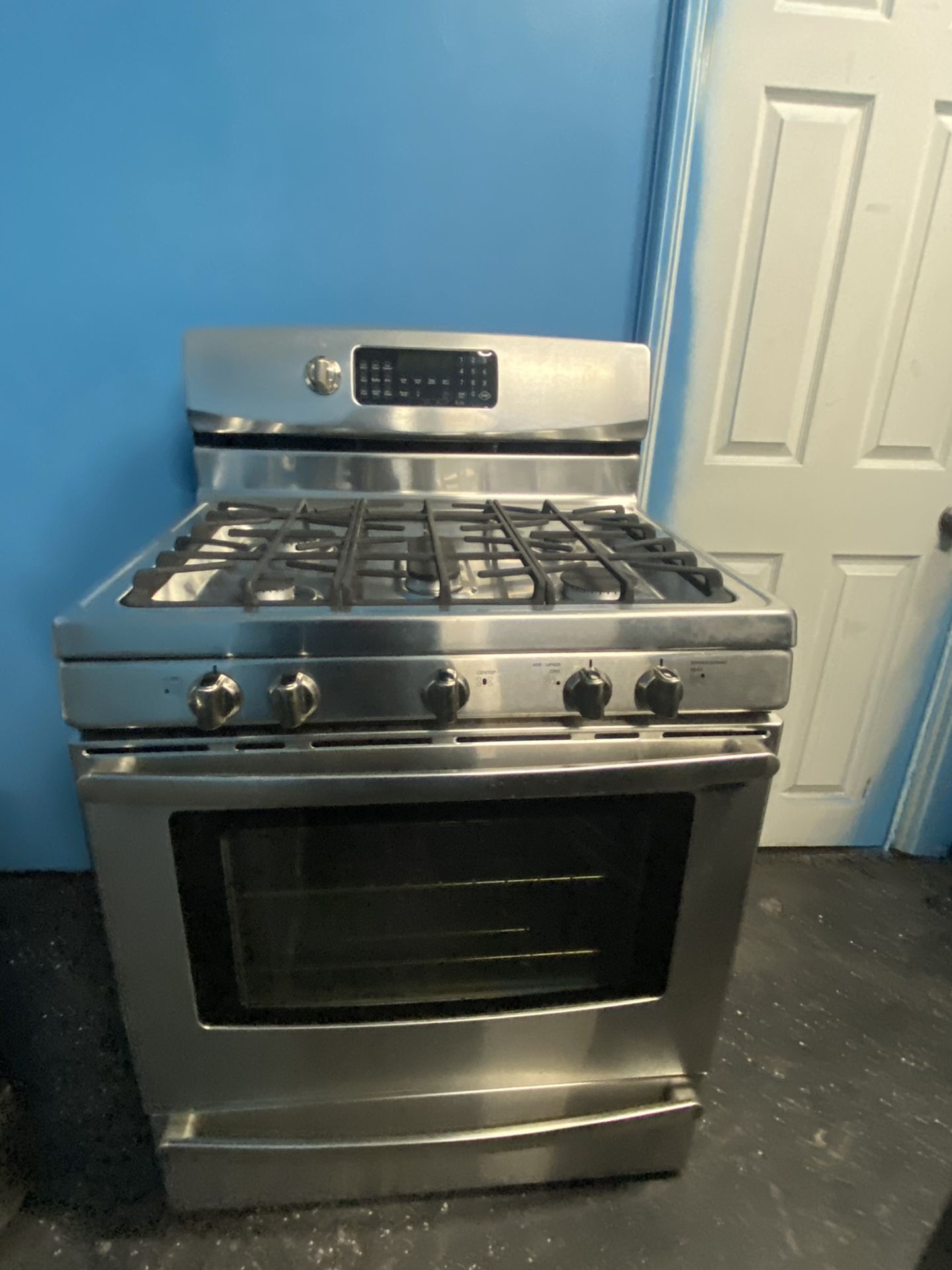 ? BEAUTIFUL STOVE  5 BURNERS SSTTEEL  FRIGIDAIRE 