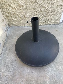 Base rolling umbrella with locking wheels
