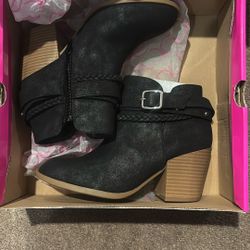 Women Size 6 Boots Brand new!