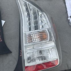 2010 - 2011 Toyota Prius Taillight Tail Lamp Passenger Side