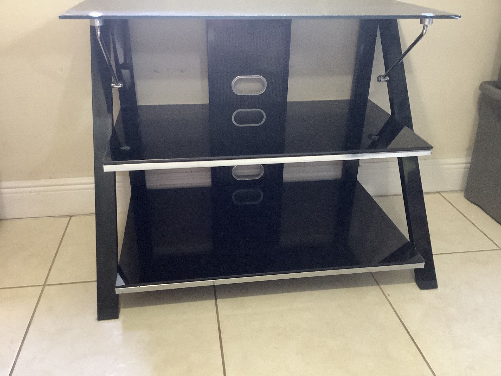 MESA PARA TELEVISIÓN.  NECESITA VENDERSE ANTES QUE TERMINE EL MES.  
