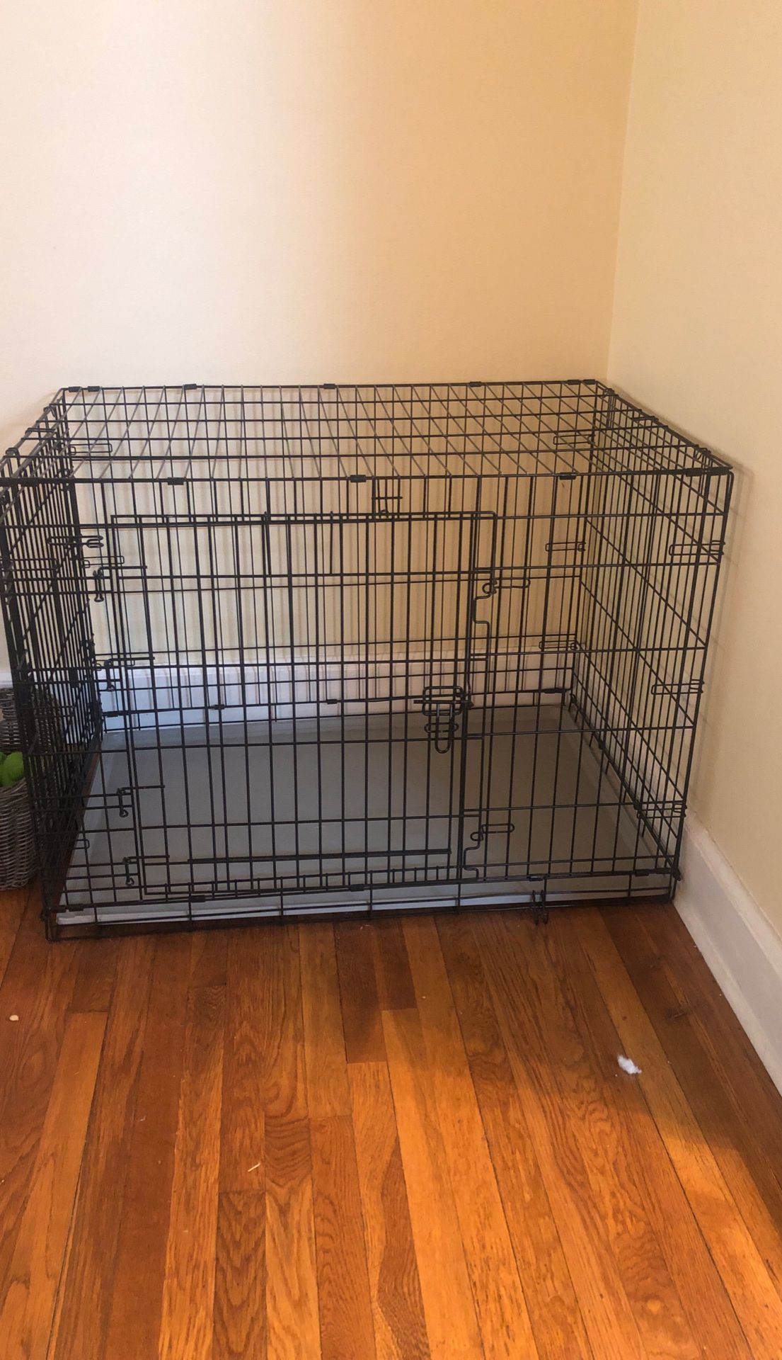 Dog Crate (XL) only 1 year of use!