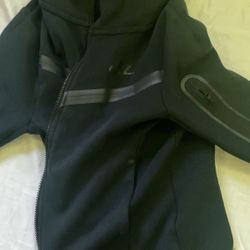 Youth Medium Nike Tech